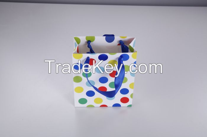 Custom colorfule paper shopping bag in Dongguan factory
