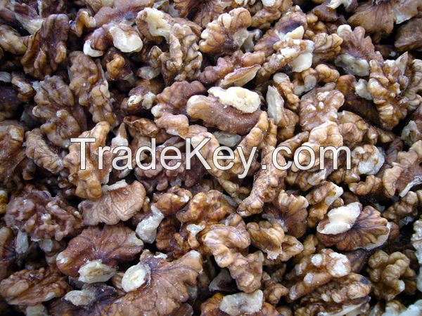 Light-amber walnuts kernels