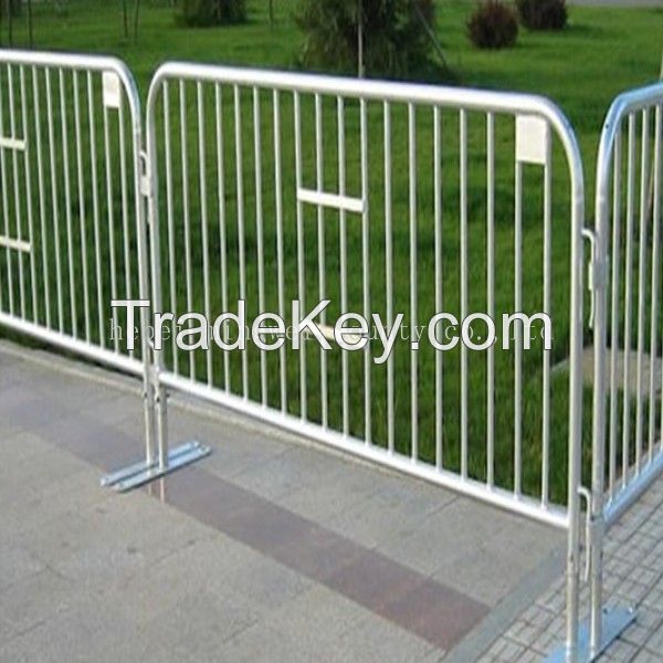 Temporary crowd control barrier fence