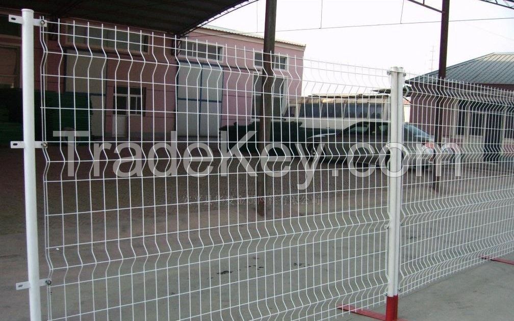 curvy welded triangular bending wire mesh fence