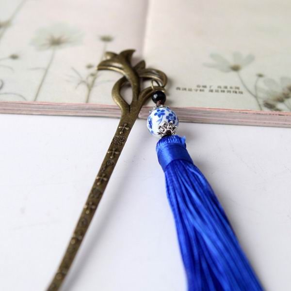 Vintage Hollow Carved Alloyed Hairpin With Blue and White Porcelain Bead Tassel