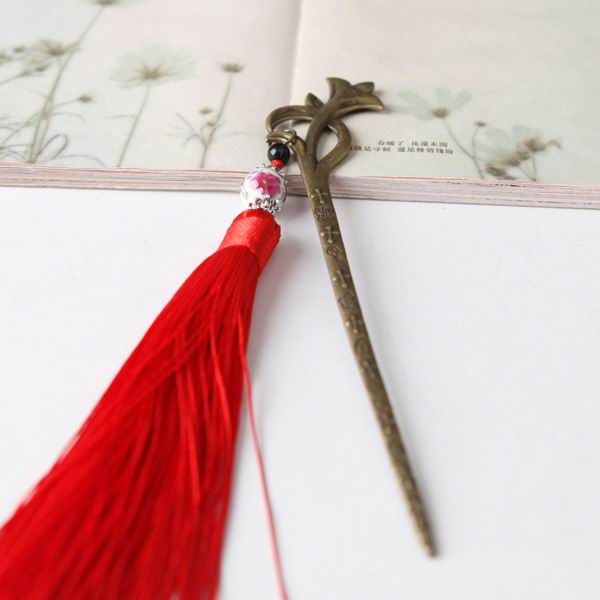 Vintage Hollow Carved Alloyed Hairpin With Blue and White Porcelain Bead Tassel