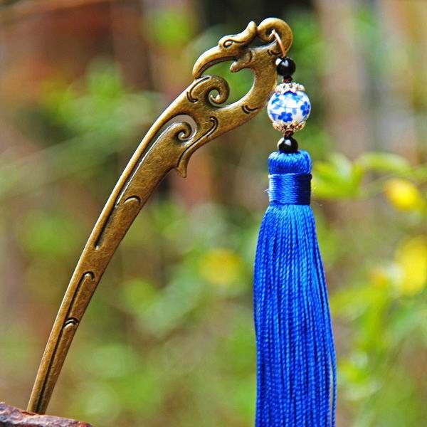 Vintage Hollow Carved Alloyed Hairpin With Blue and White Porcelain Bead Tassel
