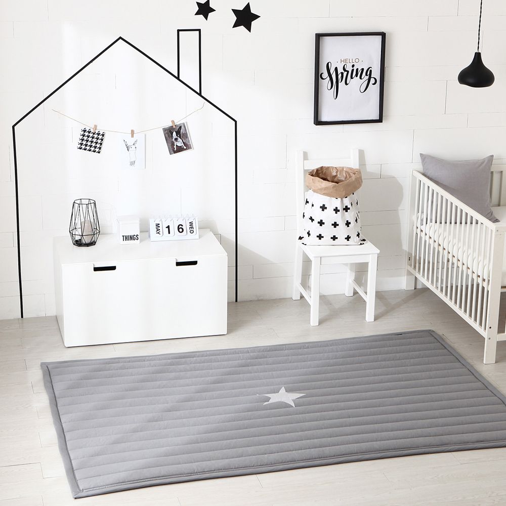 100% cotton rug with silver colored little star