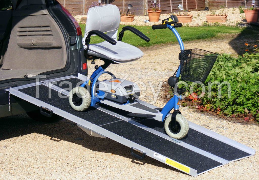 TRI-FOLDING LOADING ALUMINIUM RAMP