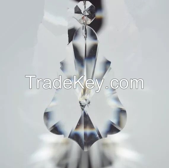 Crystal pendant with internal Christmas tree pattern