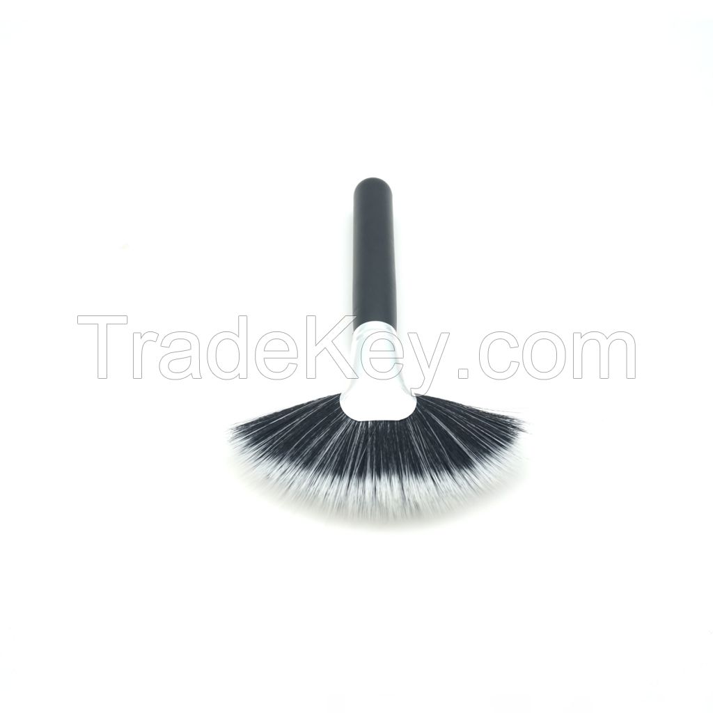 Psyche(TM) Deluxe Fan Brush