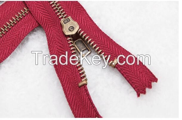 Metal Zipper in zip