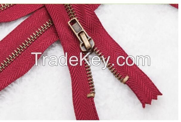 Metal Zipper in zip