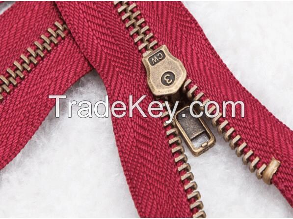 Metal Zipper in zip