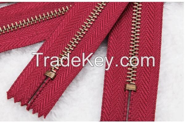 Metal Zipper in zip