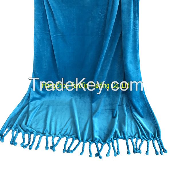 Polyester solid flannel blanket with tassels