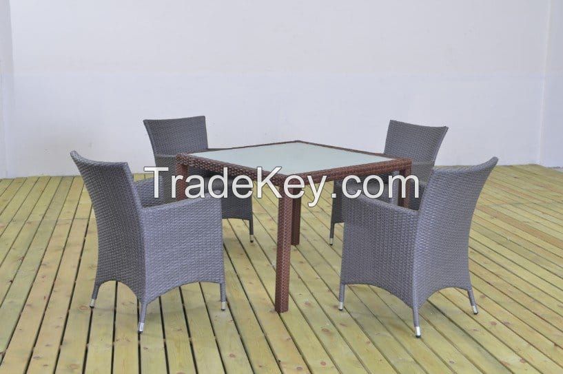 London Set table with 4 chairs and a rattan table with smoked glass