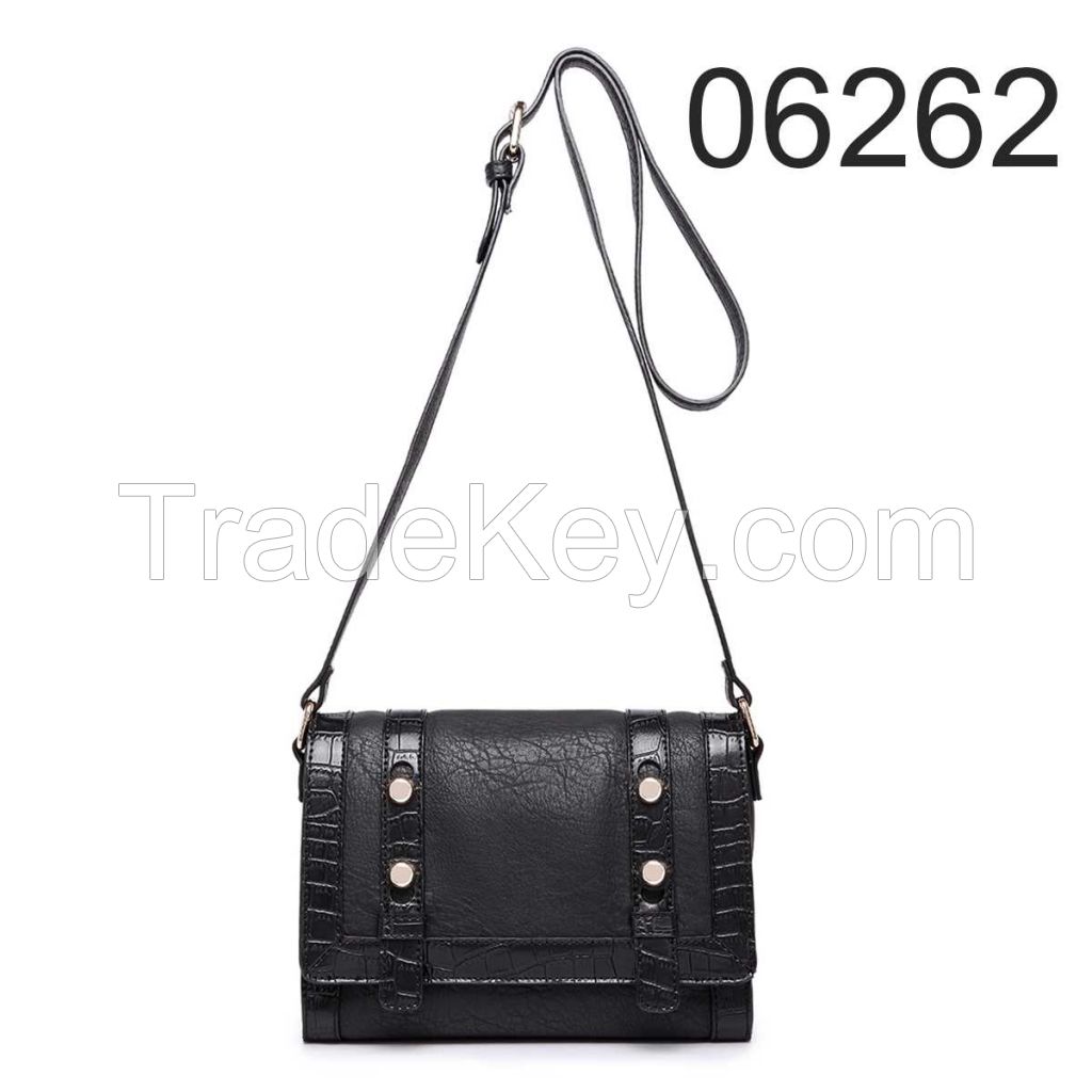 black color of the trendy shoulder bag