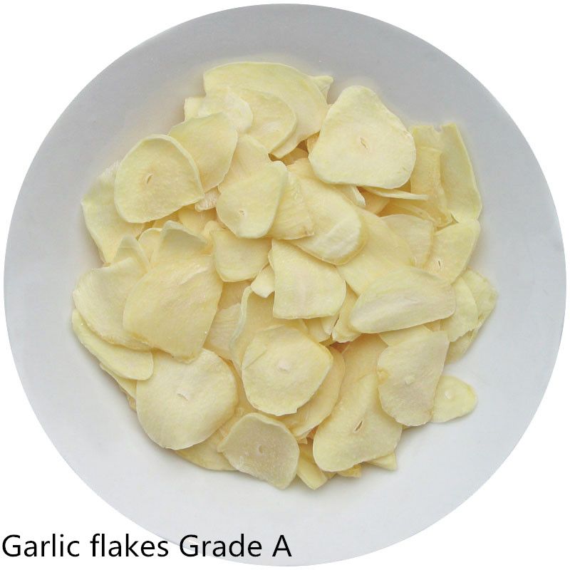 Dry garlic flakes