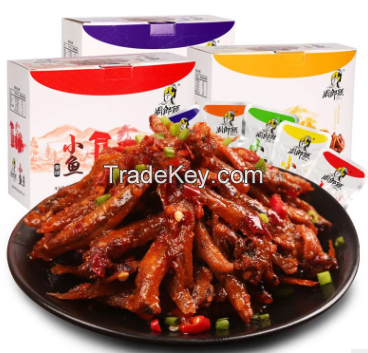 Crispy spicy fish fish fish 300g office snacks wholesale 15g*20 packag