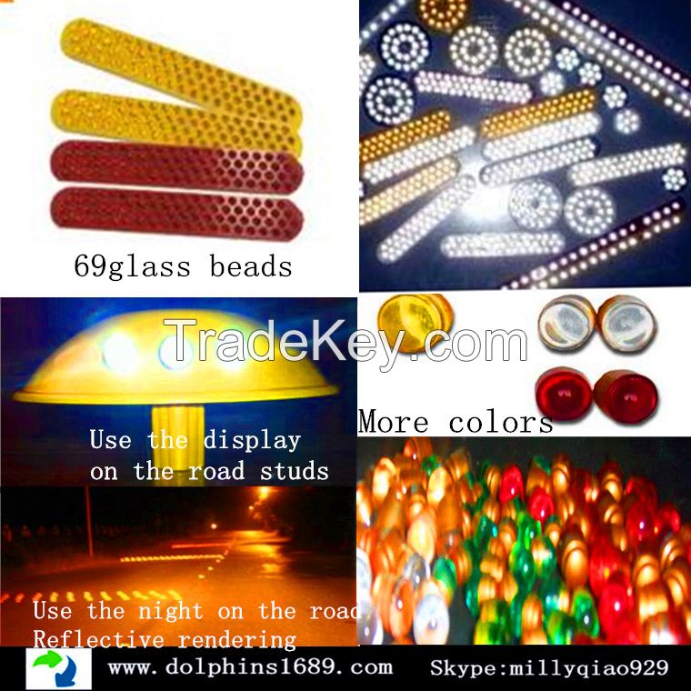 Glass beads for road studs