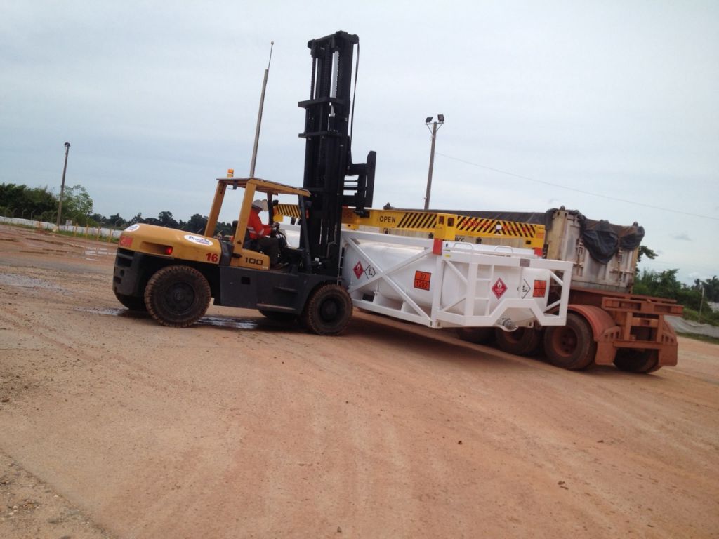 Forklift containerspreader for empty containers