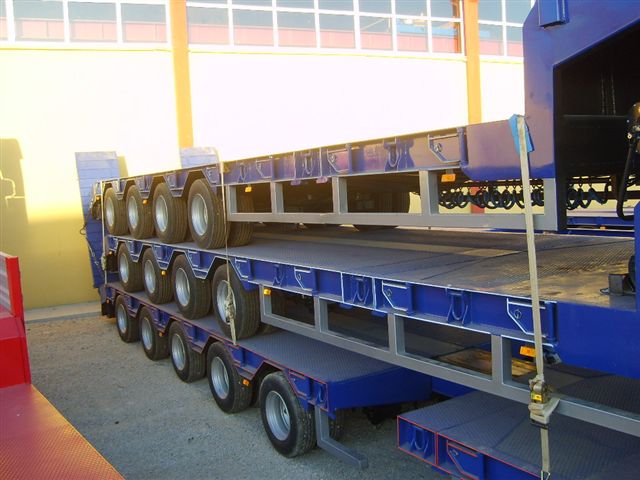 Low-bed trailer