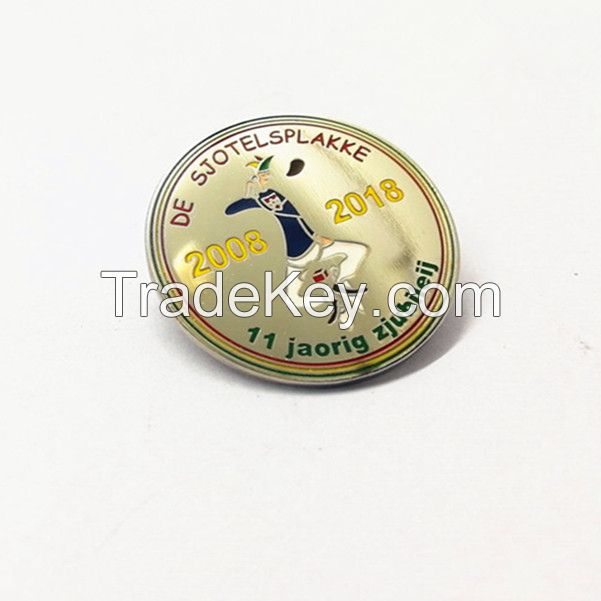 2017 low price custom zinc alloy die casting football pin badge