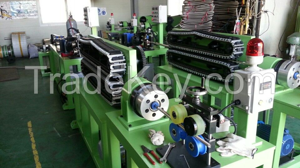 Wide pitch corrugated hose manufacturing machine