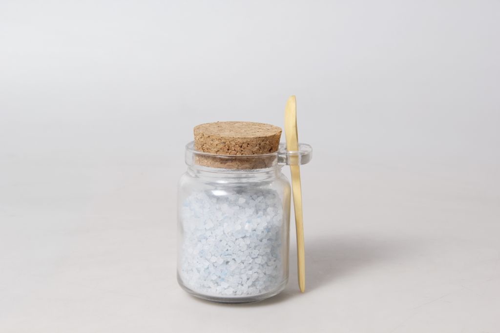 bath salt glass bottle 250ml cosmetic jar 8oz glass bottle with wooden spoon and cork lid