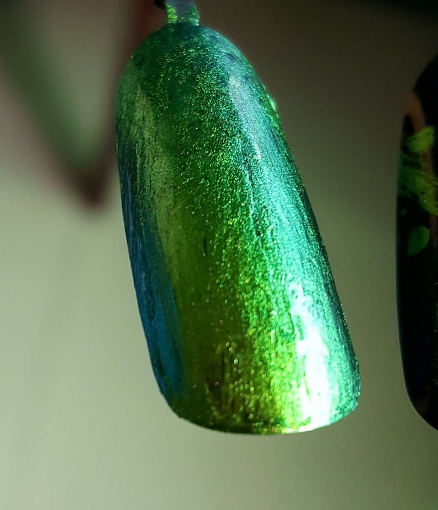 Chameleon pigment  for  nail  polish