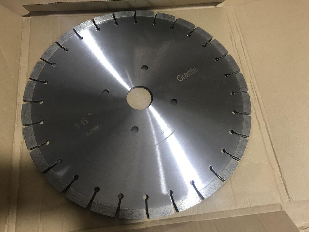 Diamond cutting blade and segments for granite and sandstone