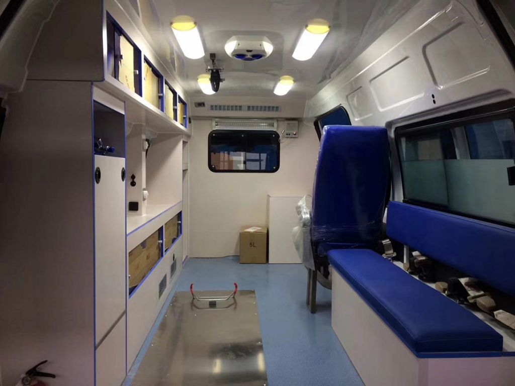 China 4x2 Gasoline/ Diesel Ambulance Emergency Vehicles