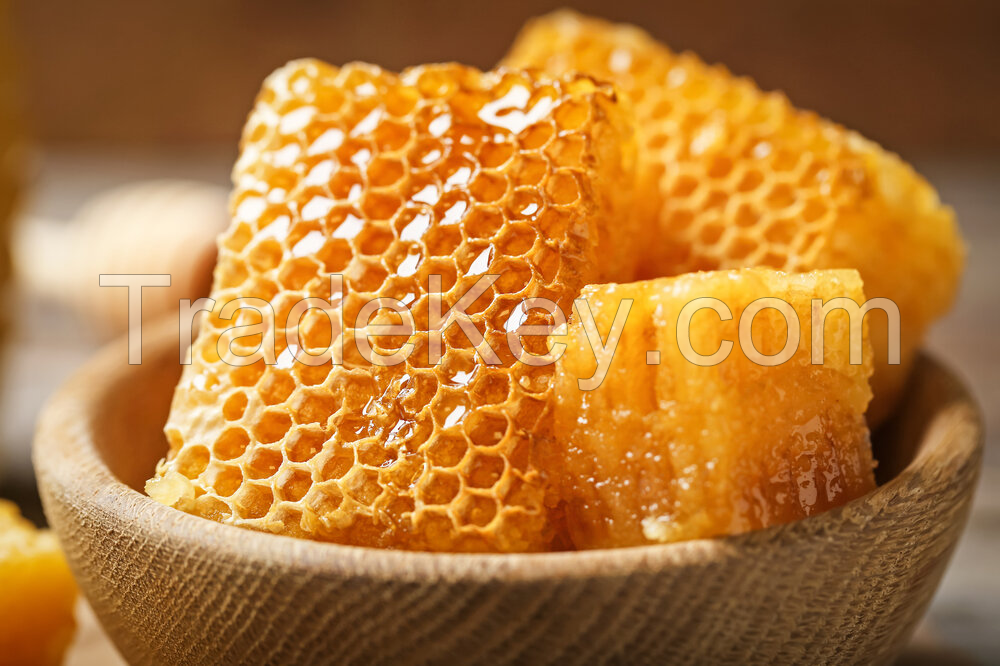 PURE HONEY COMB / NATURAL SWEETNESS FROM THE HIVE / MADE IN VIETNAM