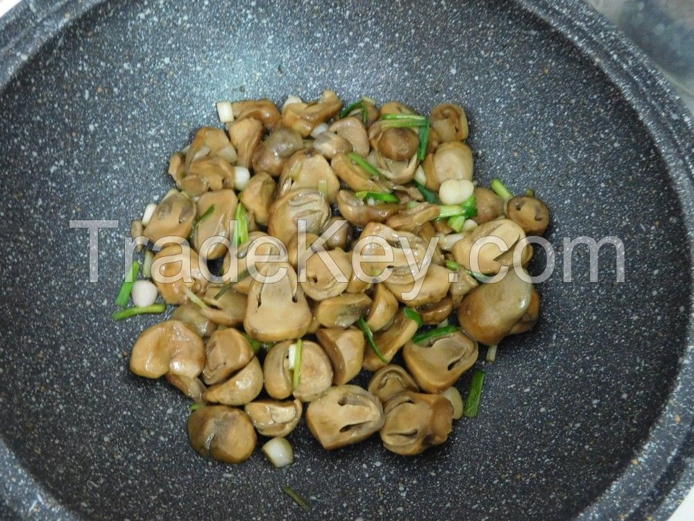 WHOLE STRAW MUSHROOMS / NO PRESERVATIVES / PLANT-DERIVED / SIMPLE INGREDIENTS