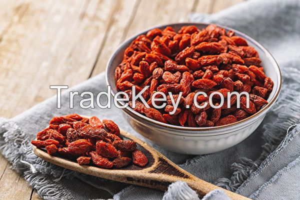 WHOLE GOJI BERRIES / RICH IN VITAMINS, GOOD FOR HEALTH / SLIGHTLY CHEWY, NATURAL TASTE /MADE IN VIETNAM