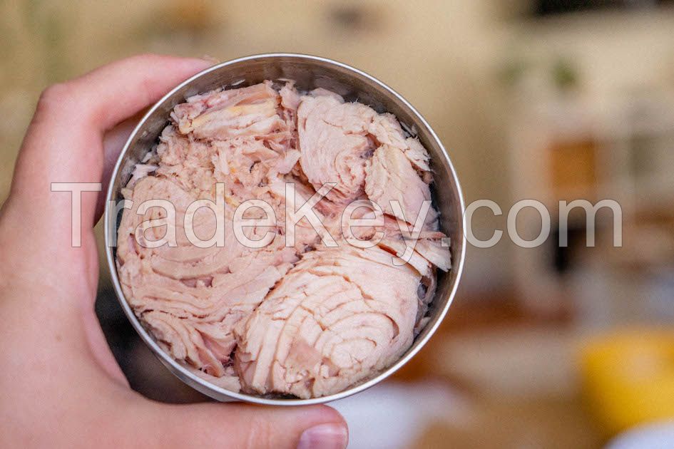 NATURAL SEA CANNED TUNA / RICH IN ESSENTIAL FATTY ACIDS / MILD TASTE, NO ARTIFICIAL FLAVOR / VIETNAM