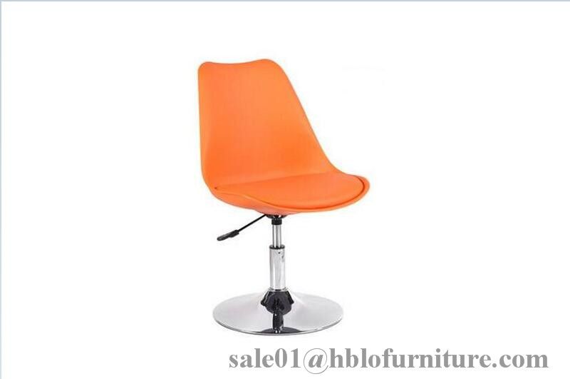 soft cushion plastic chair with wooden legs