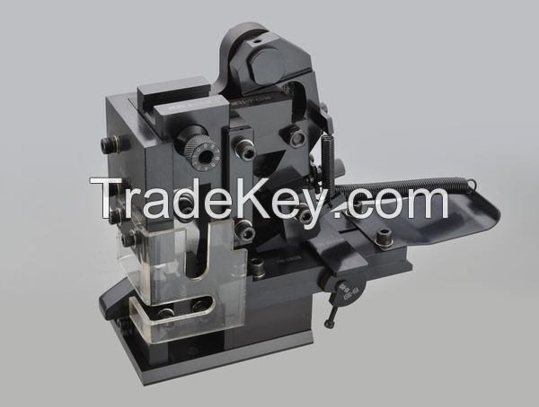 Terminal crimping die