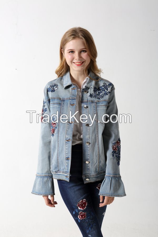 Woman's stretch denim jacket with embroidery and sparling