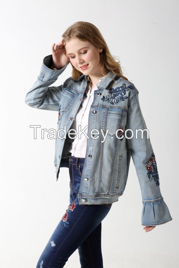 Woman's stretch denim jacket with embroidery and sparling