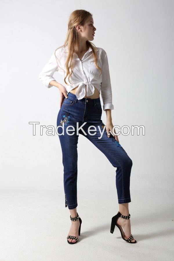 Woman Slim denim jeans with embroidery and sparkling