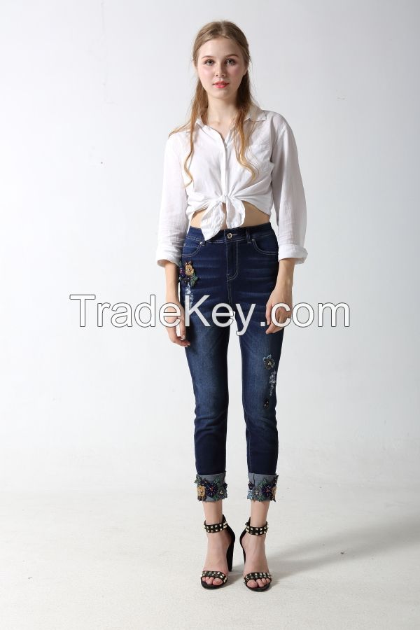 Woman's Slim denim jeans with patch-embroidery and Sparkling