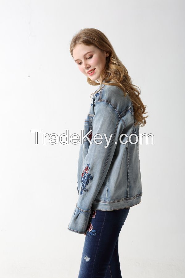 Woman's stretch denim jacket with embroidery and sparling