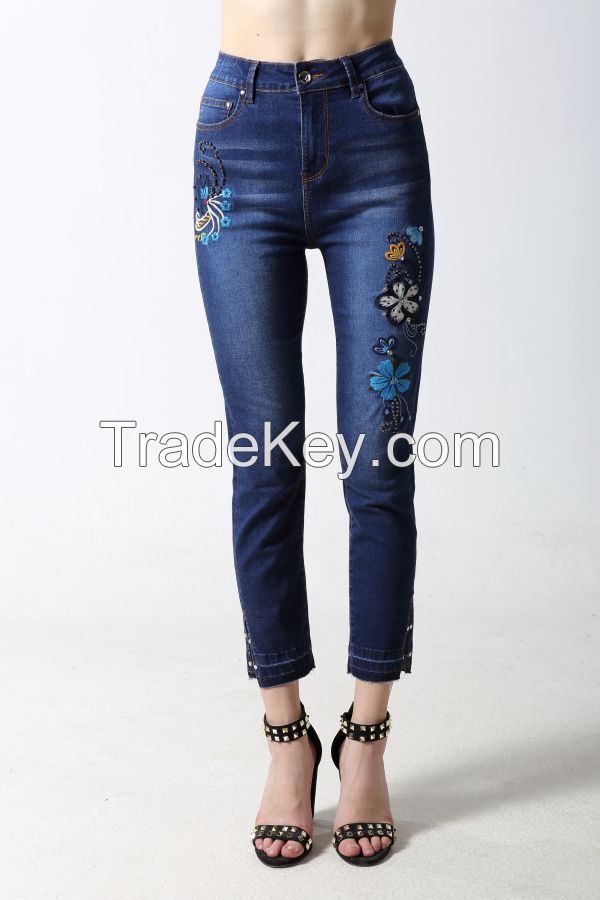 Woman Slim denim jeans with embroidery and sparkling