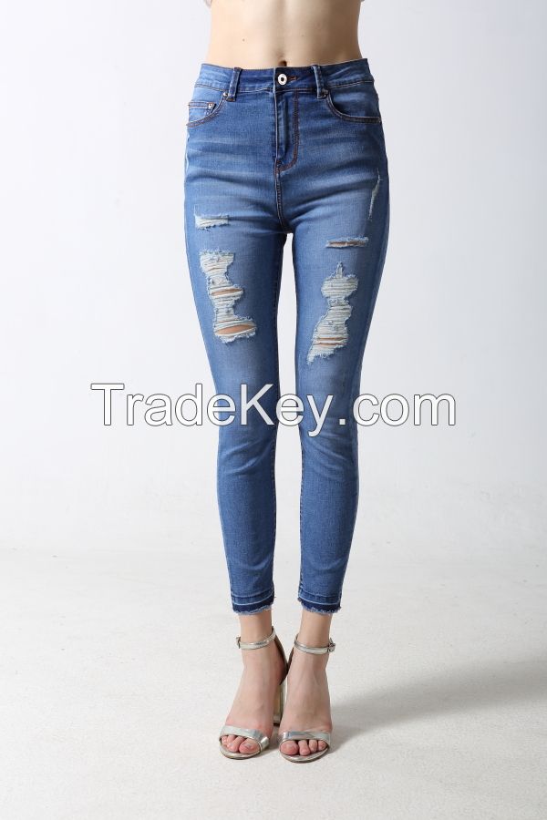 Woman's skinny denim jeans with distressed effect