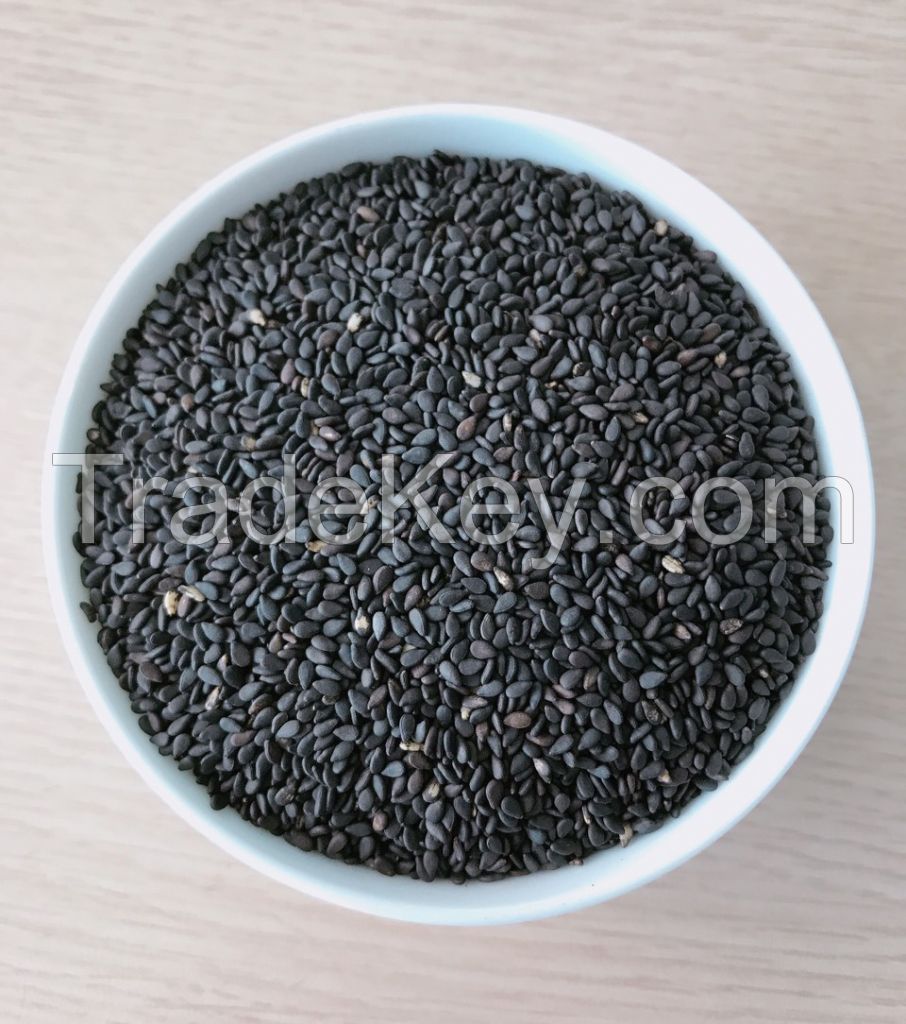 Roasted black sesame seeds