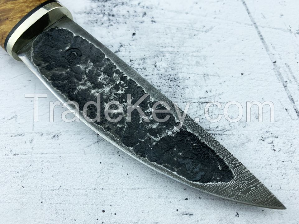 Beautiful knife with forged Damascus steel blade
