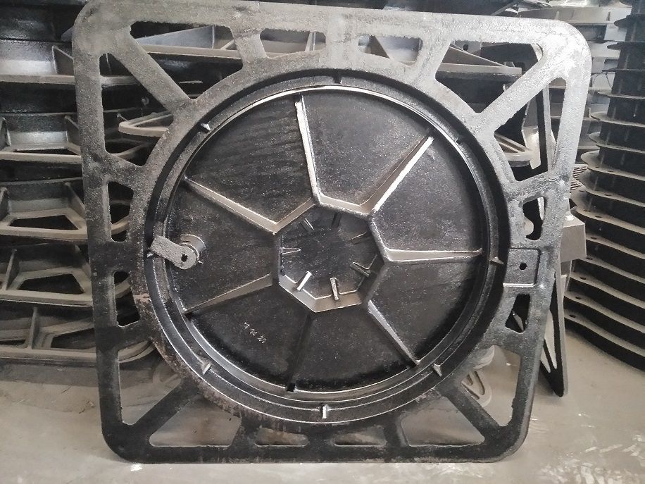 Ductile iron manhole cover with frames En124 B125/C250/D400