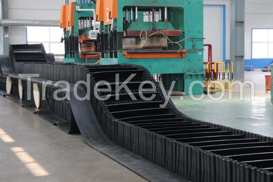 Corrugated rubber conveyor belts