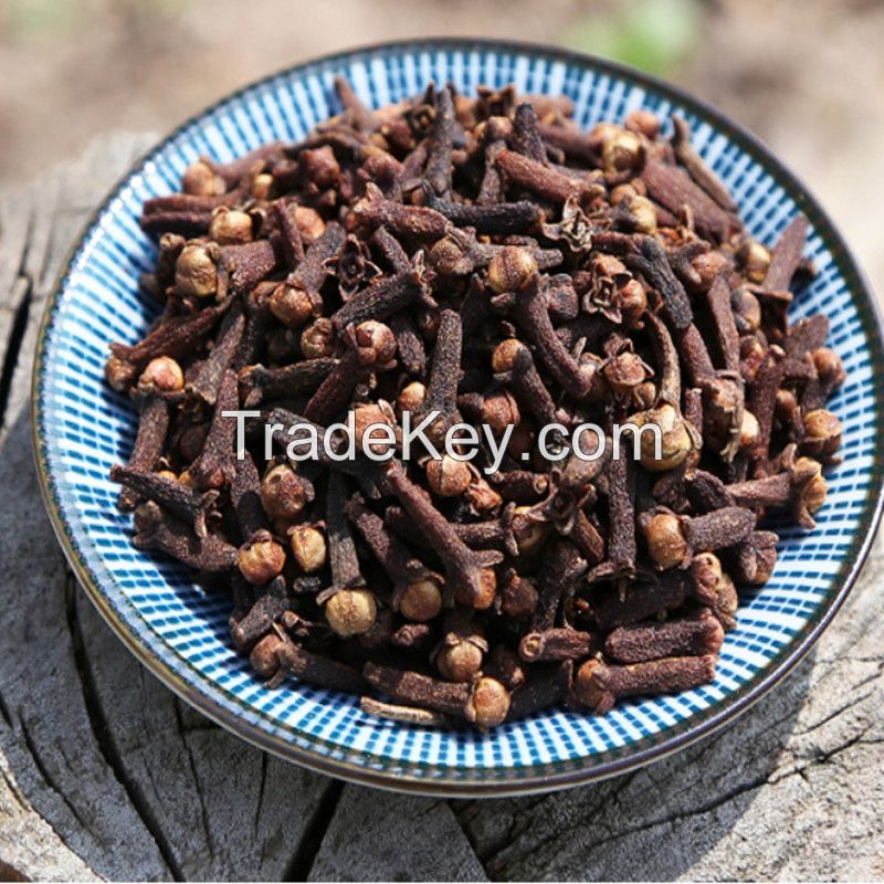 Dried Cloves Green Cardamom, Black Pepper, Cloves and Cinnamon