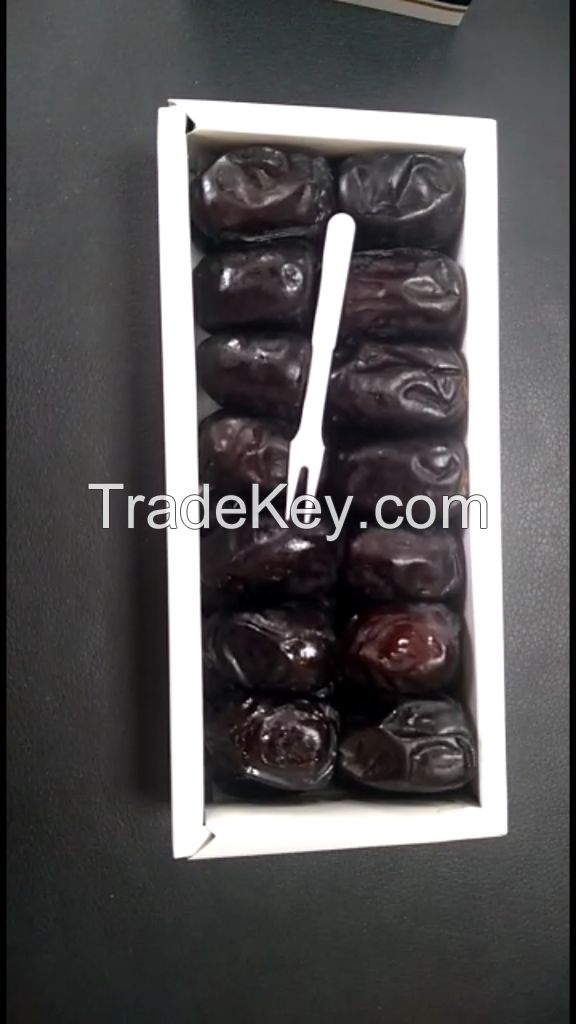 mazafati dates , piarom dates , khasoi dates , kabkab dates , zahedi dates , Rabbi dates,  pistachio and saffron