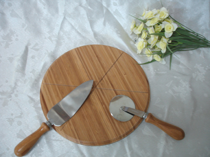 Bamboo pizza cutting board