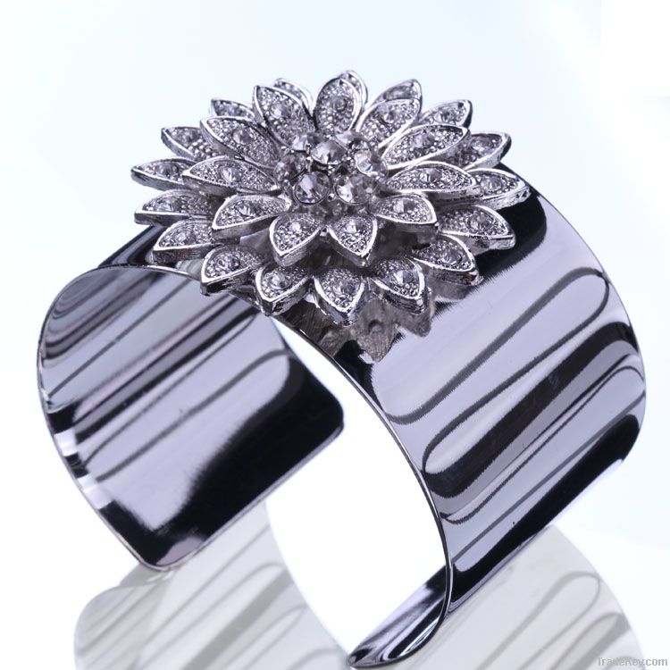 fashion stainless steel dazzling crystal flower cuff bracelet